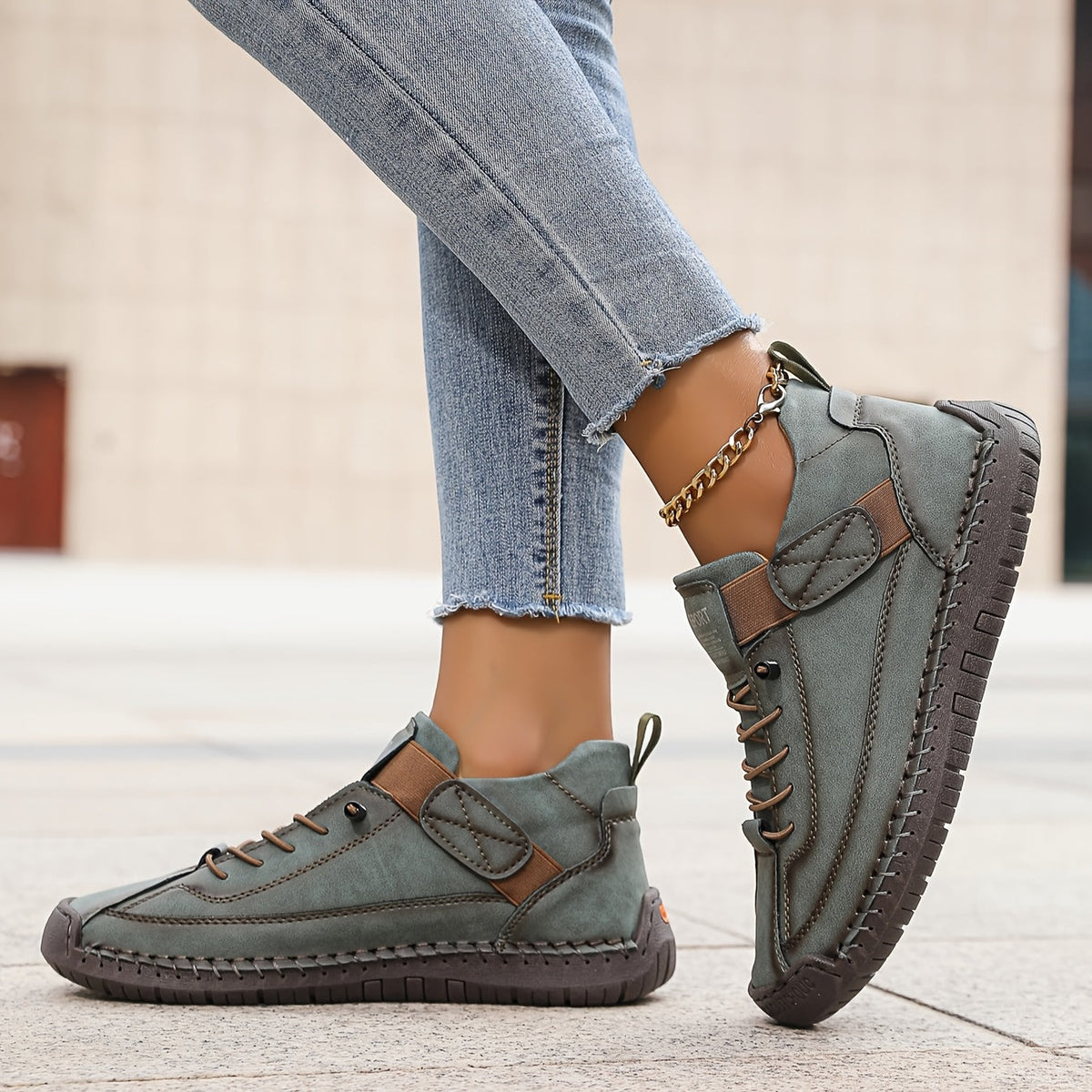 Women's orthopaedic trainers with adjustable strap and cushioned sole