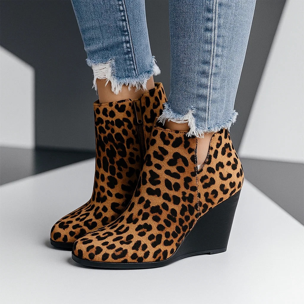 Women's Suede Wedge Ankle Boots with Side Cutout Detail - Marron À Imprimé Léopard